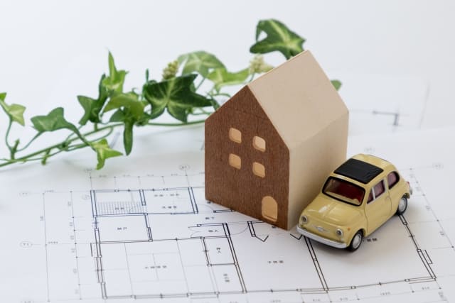 車と家の模型